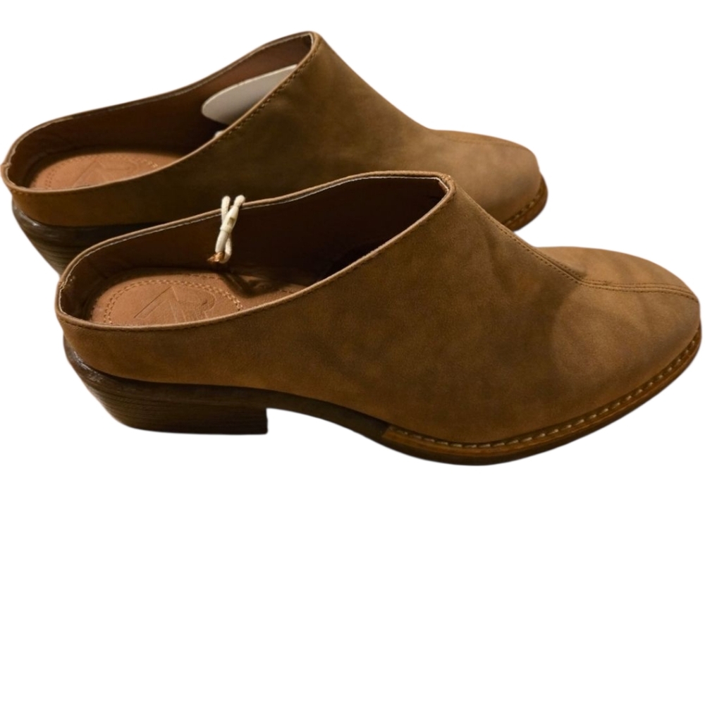 NWT American Rag Mules 10 Segovia Saddle Faux Leather Neutral Heeled Contrast